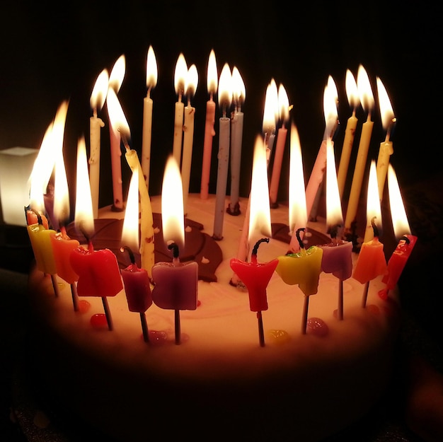 Photo vue rapprochée des bougies sur le gâteau d'anniversaire