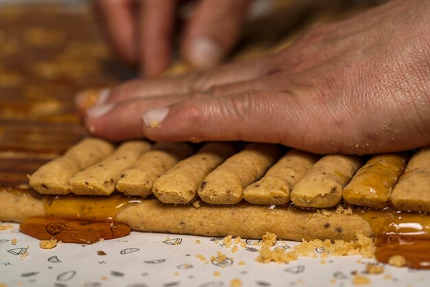 Vue rapprochée d'un boulanger préparant un désert avec du pain et du miel