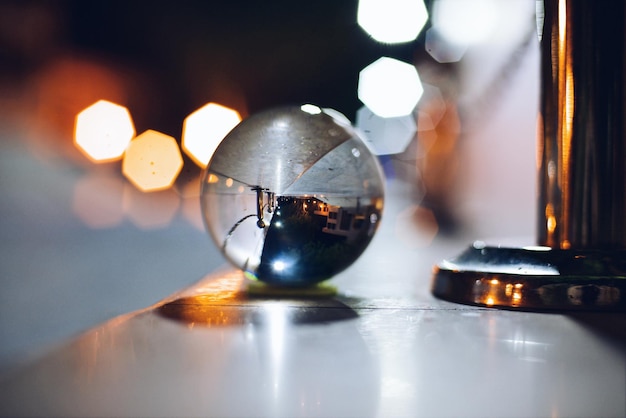 Photo vue rapprochée de la boule de cristal sur la table