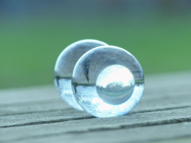 Photo vue rapprochée de la boule de cristal sur la table