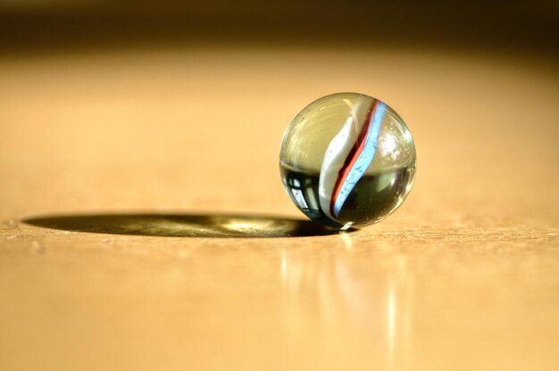 Photo vue rapprochée de la boule de cristal sur la table