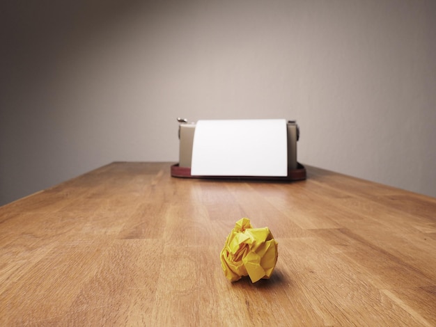 Photo vue rapprochée d'une boule de papier froissée sur la table