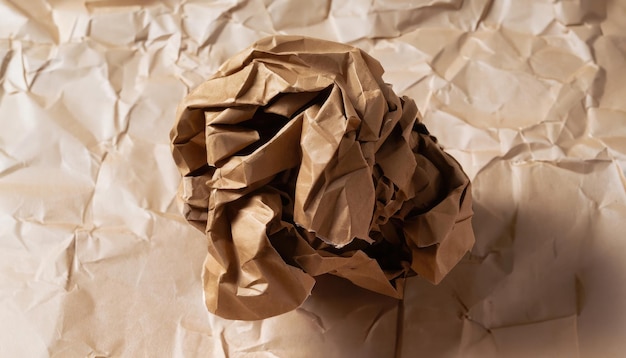 Vue rapprochée d'une boule de papier marron froissée