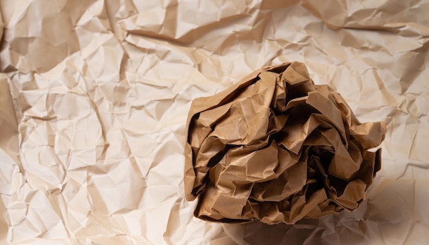 Vue rapprochée d'une boule de papier marron froissée