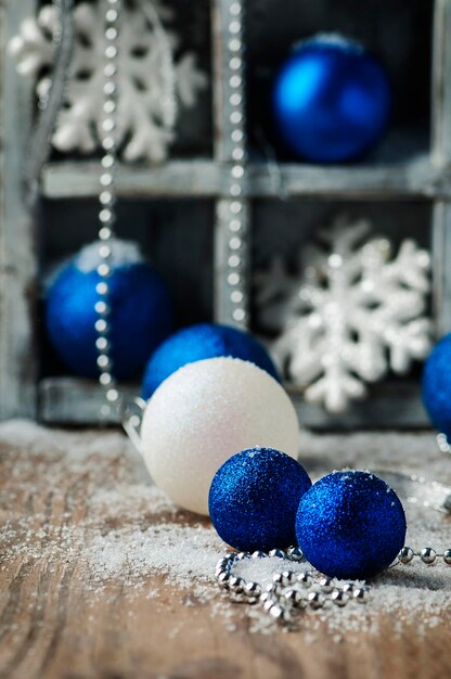 Photo vue rapprochée des boules bleues sur la table