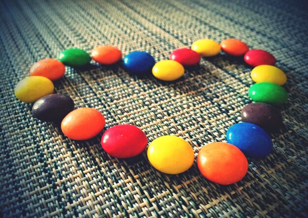 Photo vue rapprochée de boules multicolores sur la table