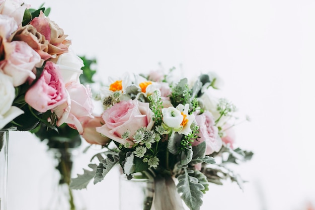 Vue rapprochée d'un bouquet de roses sur un fond blanc