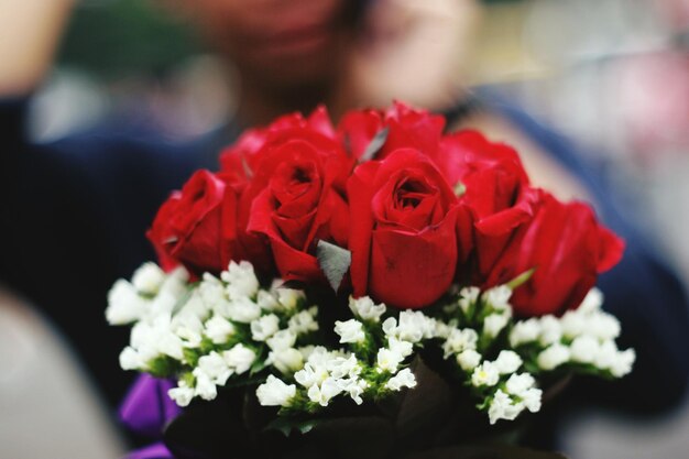 Photo vue rapprochée d'un bouquet de roses rouges