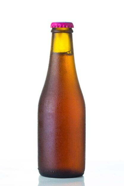 Photo vue rapprochée d'une bouteille de bière sur fond blanc