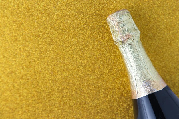 Photo vue rapprochée d'une bouteille de bière sur fond jaune