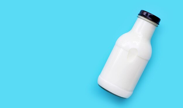 Vue rapprochée de la bouteille blanche sur fond bleu