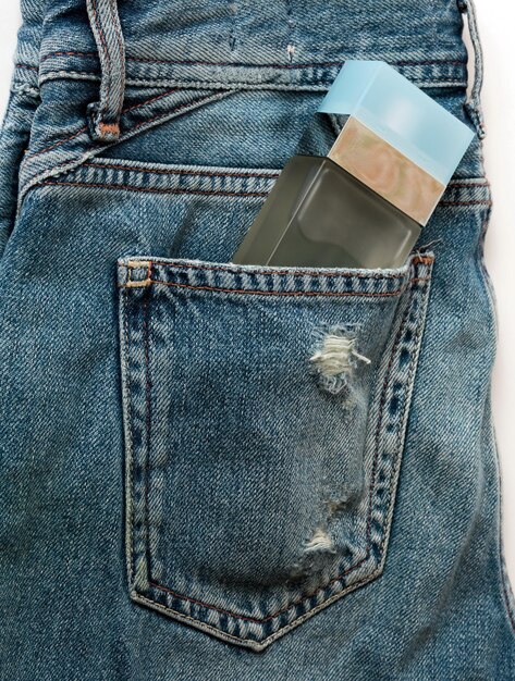 Photo vue rapprochée d'une bouteille dans la poche des jeans