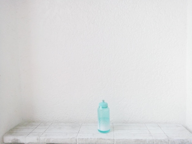 Photo vue rapprochée d'une bouteille d'eau sur la table