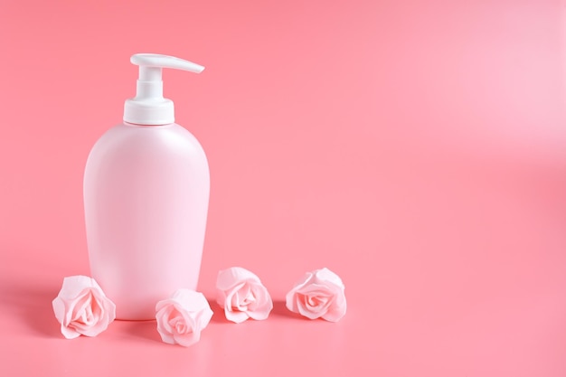Vue rapprochée d'une bouteille rose sur fond blanc