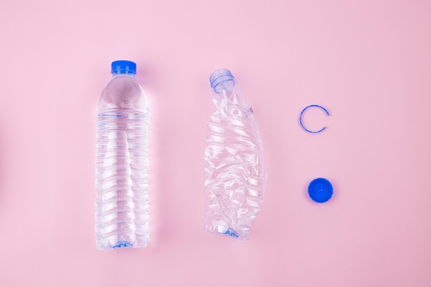 Vue rapprochée d'une bouteille rose sur fond bleu