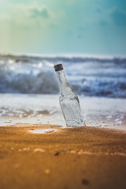 Photo vue rapprochée d'une bouteille de verre sur la plage