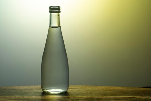 Photo vue rapprochée d'une bouteille de verre vide sur la table