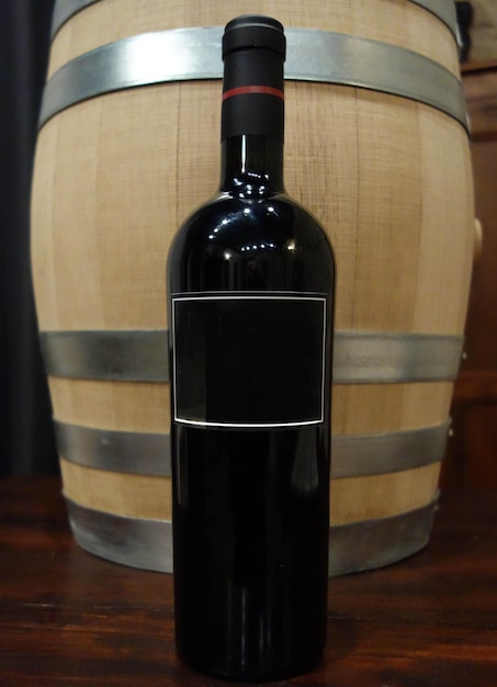 Vue rapprochée de la bouteille de vin contre le baril