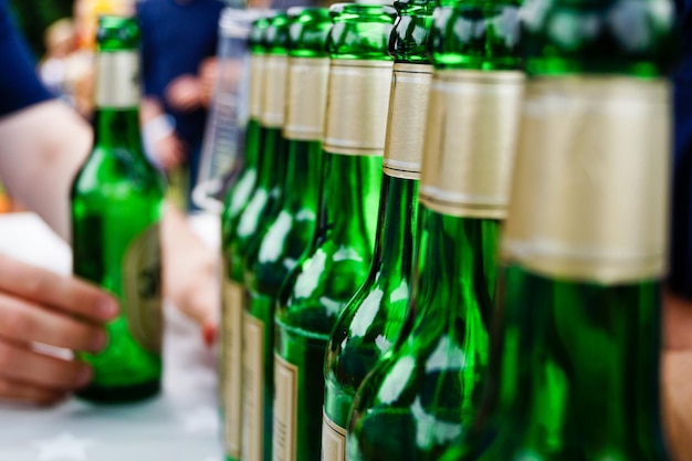 Photo vue rapprochée des bouteilles de bière en rangée sur la table