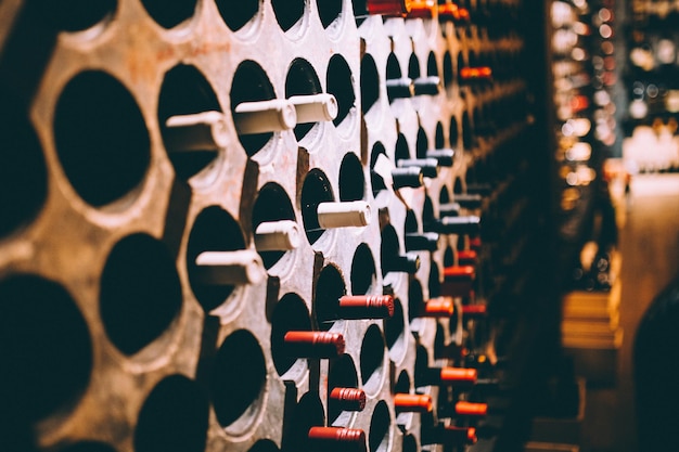 Photo vue rapprochée des bouteilles dans le bâtiment