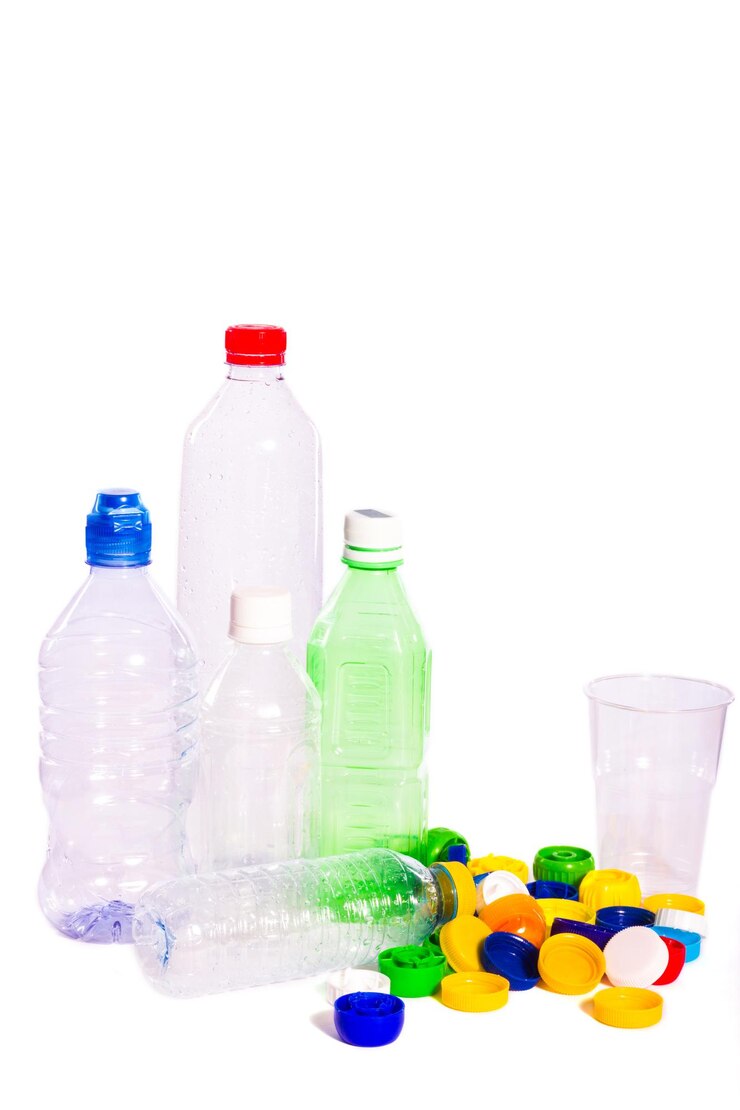 Photo vue rapprochée de bouteilles multicolores sur fond blanc