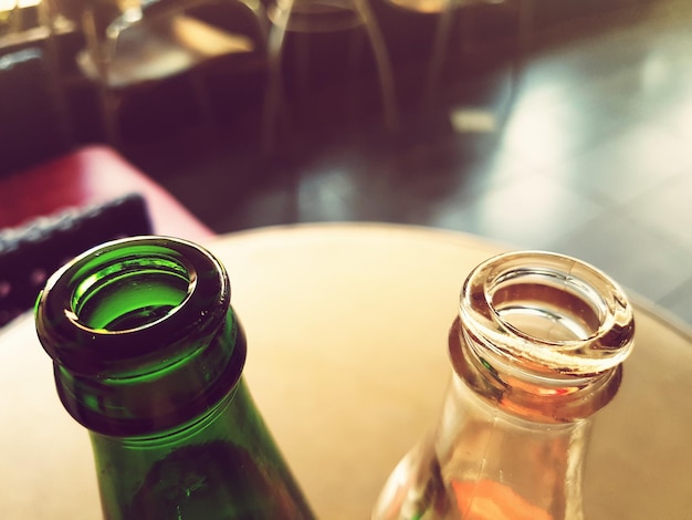 Vue rapprochée des bouteilles sur la table