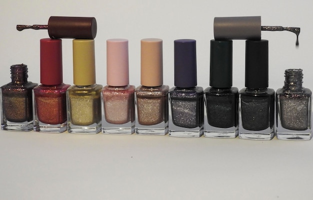 Vue rapprochée de bouteilles de vernis à ongles sur fond blanc
