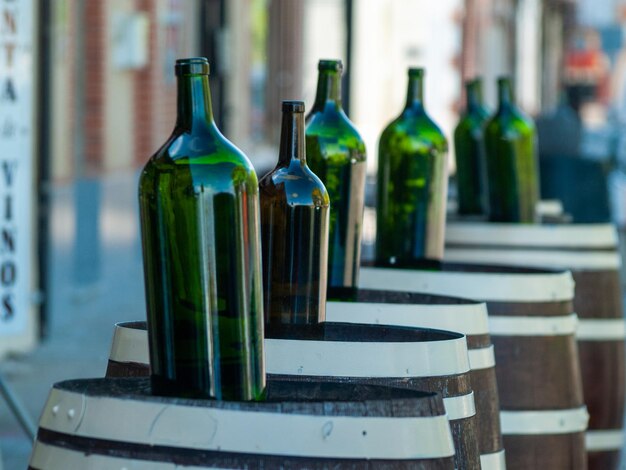 Photo vue rapprochée des bouteilles de vin sur la table