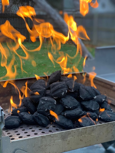 Photo vue rapprochée des briquettes de charbon de bois