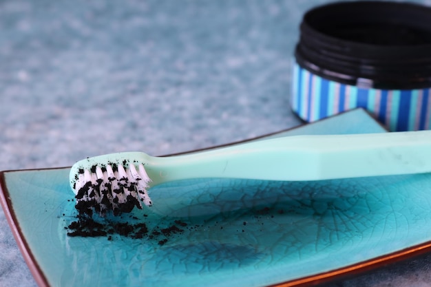 Photo vue rapprochée d'une brosse à dents dans un plateau par bouteille sur la table