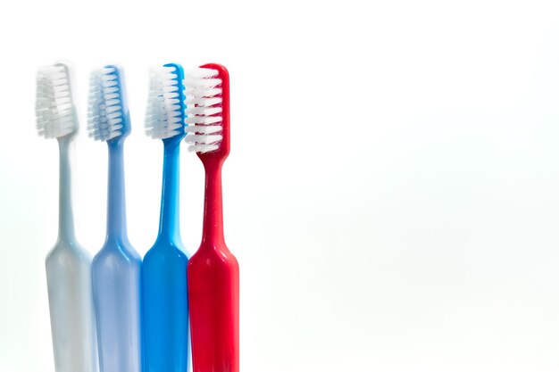 Vue rapprochée de brosses à dents multicolores sur fond blanc