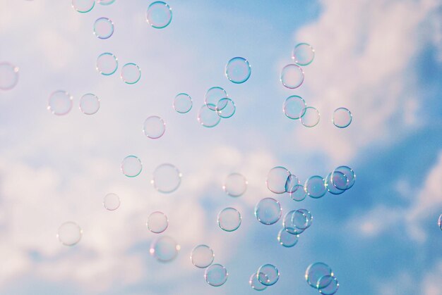 Photo vue rapprochée des bulles contre l'arc-en-ciel dans le ciel