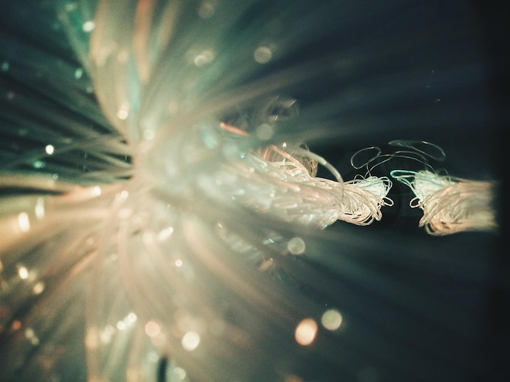 Photo vue rapprochée des câbles à fibre optique éclairés
