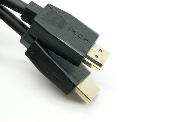 Vue rapprochée des câbles HDMI sur fond blanc