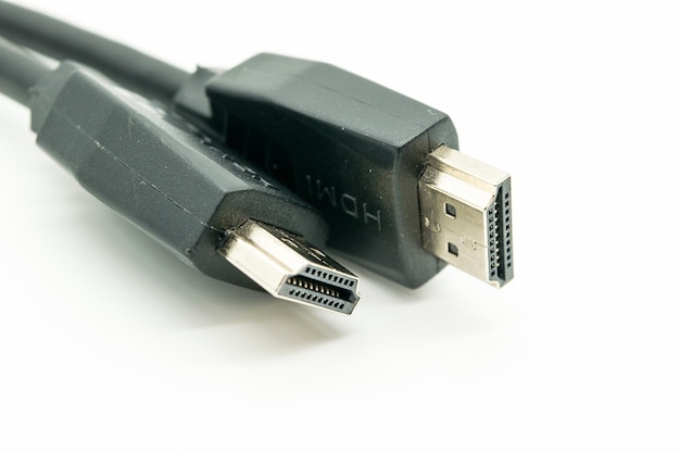 Vue rapprochée des câbles HDMI sur fond blanc