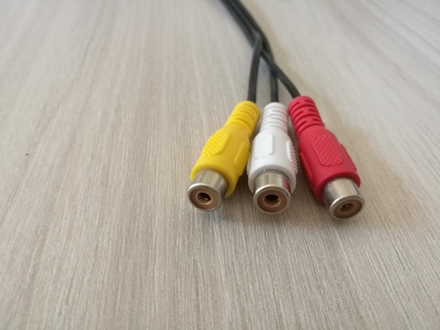 Photo vue rapprochée de câbles rca colorés sur une table en bois