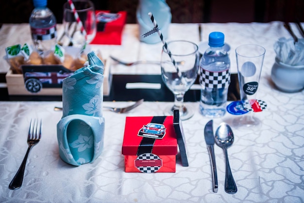 Photo vue rapprochée d'un cadeau à la table à manger lors d'une fête