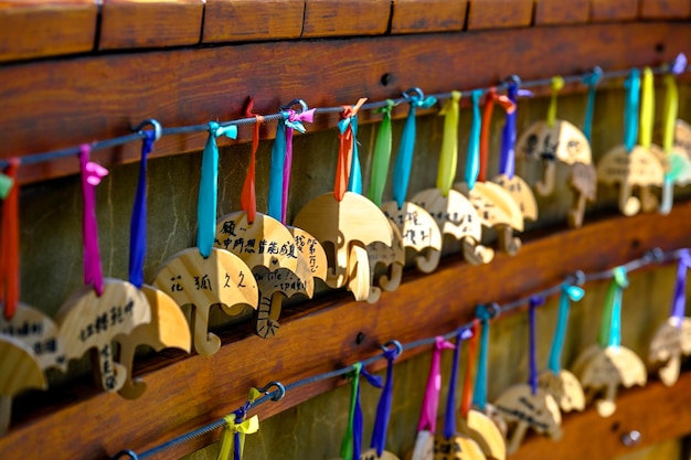 Photo vue rapprochée des cadenas accrochés à la balustrade