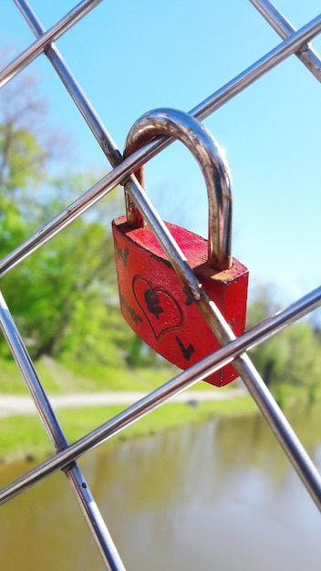 Photo vue rapprochée des cadenas sur la balustrade contre le ciel