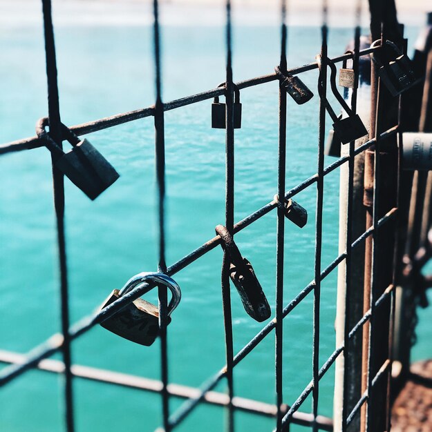 Vue rapprochée des cadenas sur la balustrade contre la mer