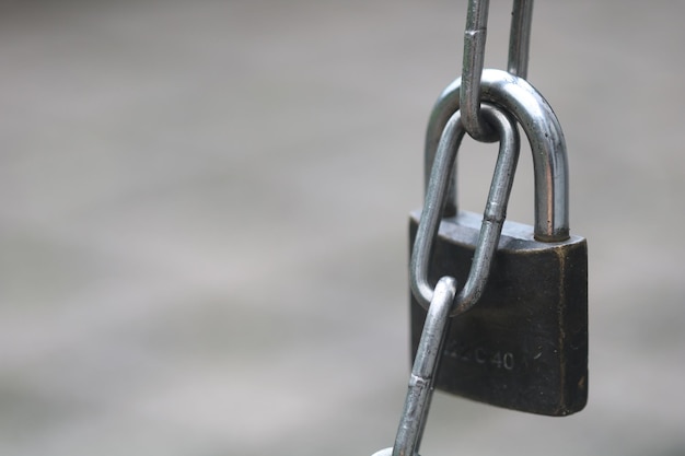 Vue rapprochée d'un cadenas sur une chaîne métallique