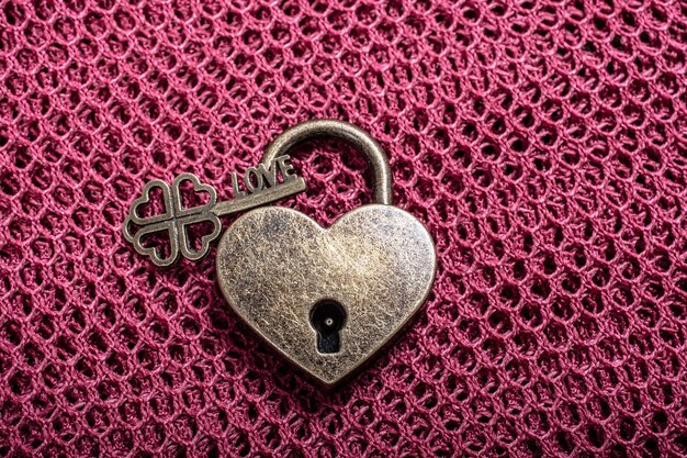 Photo vue rapprochée des cadenas sur du métal en forme de cœur