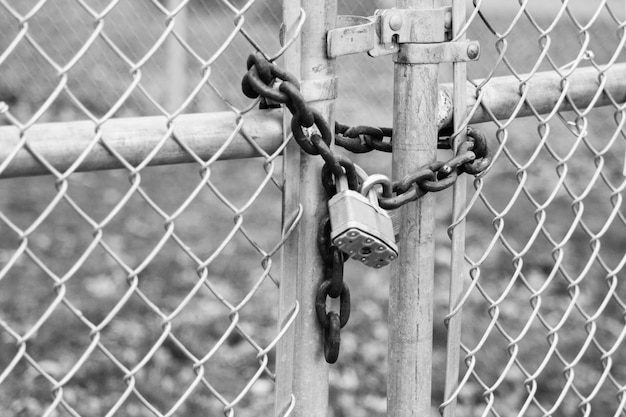 Photo vue rapprochée des cadenas de la porte