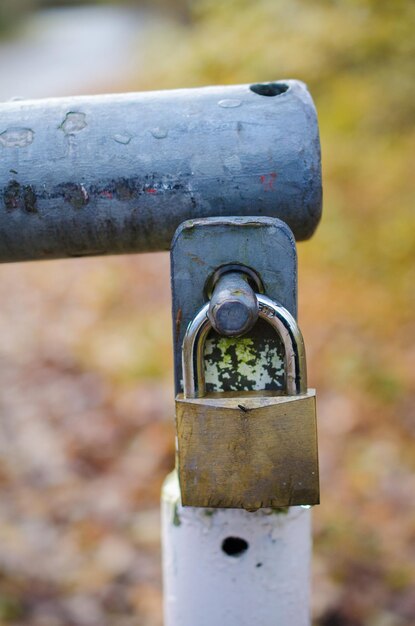 Photo vue rapprochée d'un cadenas suspendu à un métal