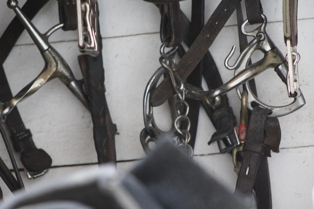 Photo vue rapprochée des cadenas suspendues à une chaîne métallique