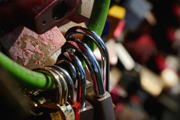 Photo vue rapprochée des cadenas suspendues à du métal