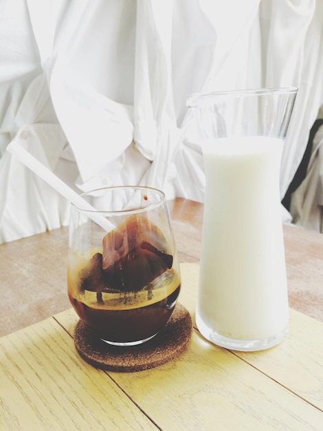Photo vue rapprochée d'un café avec de la glace et du lait sur la table
