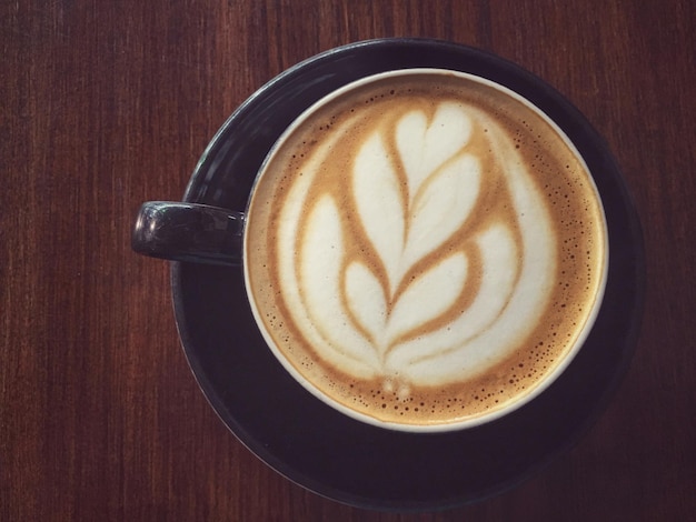 Vue rapprochée d'un café avec un latte art
