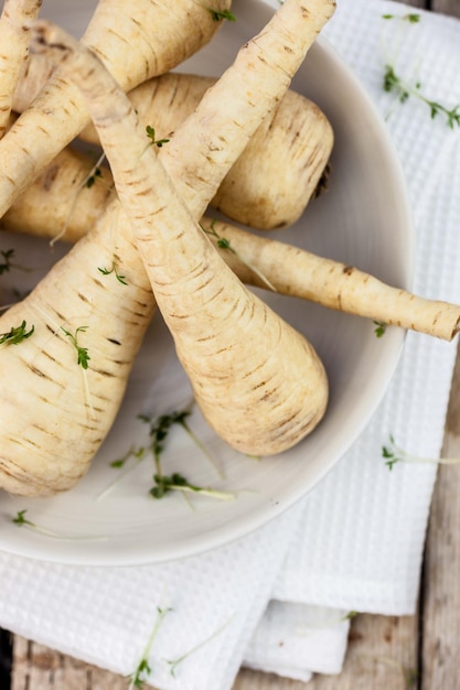 Vue rapprochée des carottes dans un bol sur la table