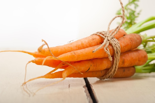 Vue rapprochée des carottes sur une table en bois